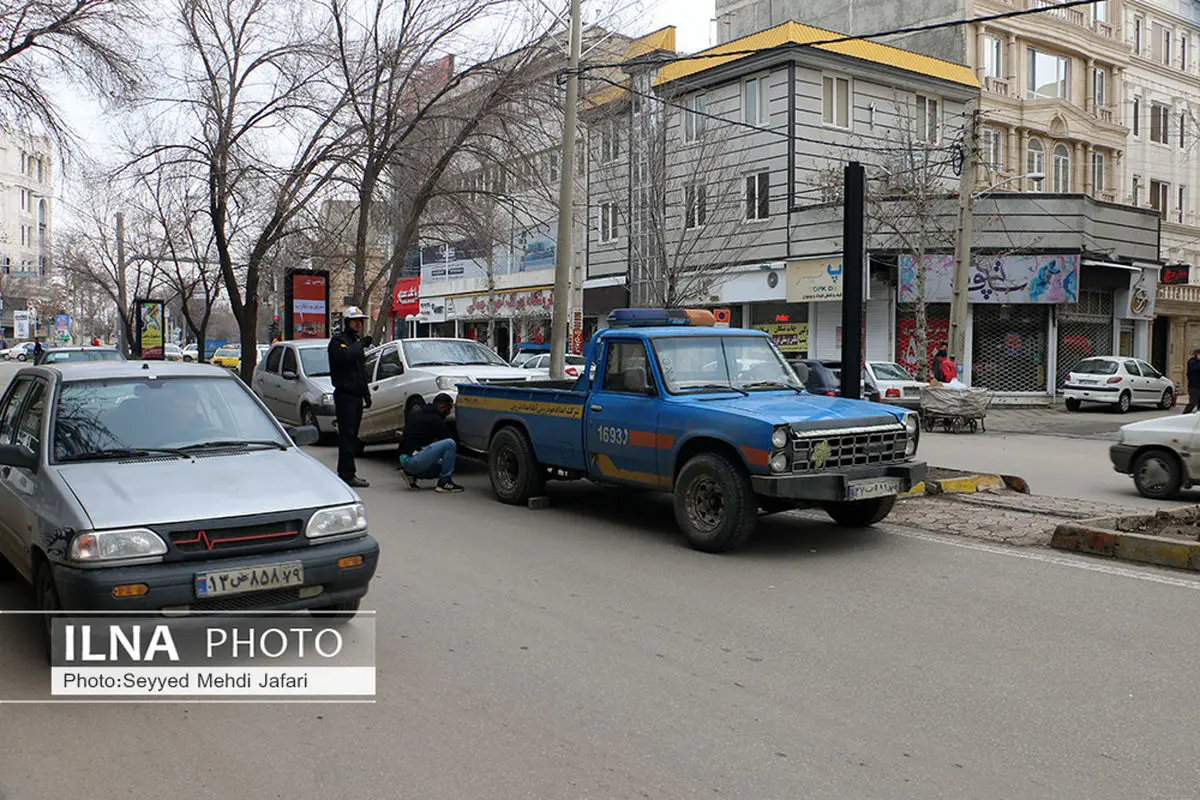 پدیده پارک خودرو وسط بلوار در هیچ جای دنیا مرسوم نیست/خودروهای متخلف تا 72 ساعت توقیف می‌شوند