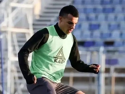 ستاره تراکتور گل خود را تقدیم به صابر کاظمی کرد