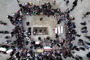 تشییع ۶۲ قطعه از پیکر ۳۲ دانش‌آموز شهید مینابی بر دستان مردم