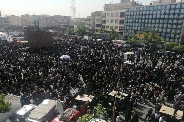 فیلم/ تشییع پیکر شهدا به سمت میدان آزادی