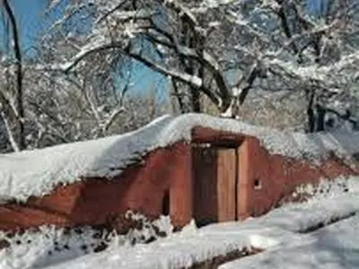 ذوق‌زدگی دوست داشتنی پیرزن ابیانه‌ای پس از دیدن حجم برف در روستایشان + فیلم