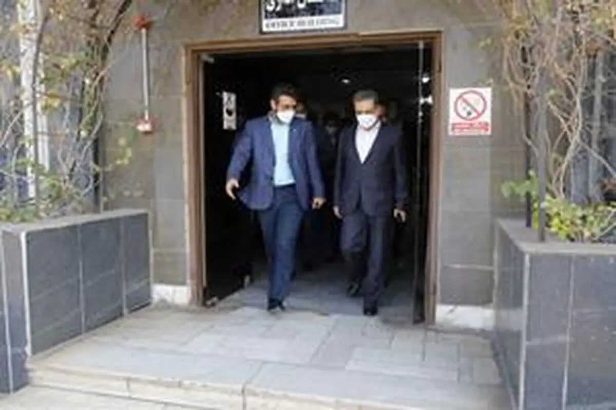 بازدید مدیرعامل بانک ملت از کارخانه نفت پاسارگاد بندرعباس 