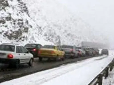 بارش برف و باران در محورهای مازندران / ترافیک بزرگراه‌ها پرحجم