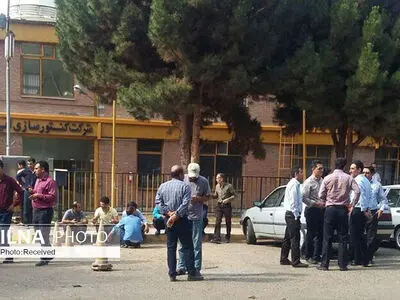 تجمع کارگران کنتورسازی قزوین در اعتراض به ممانعت از حضورشان در کارخانه