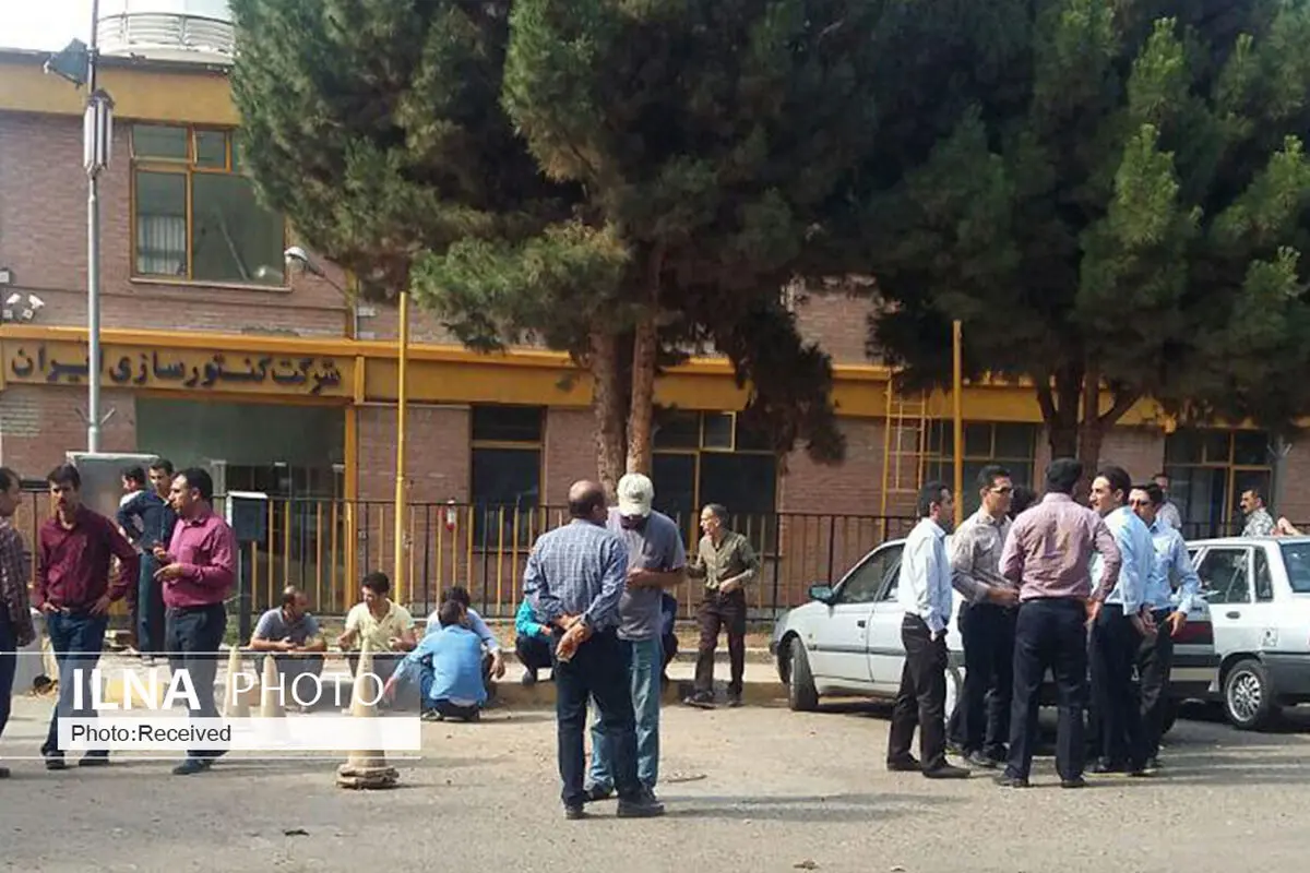تجمع کارگران کنتورسازی قزوین در اعتراض به ممانعت از حضورشان در کارخانه