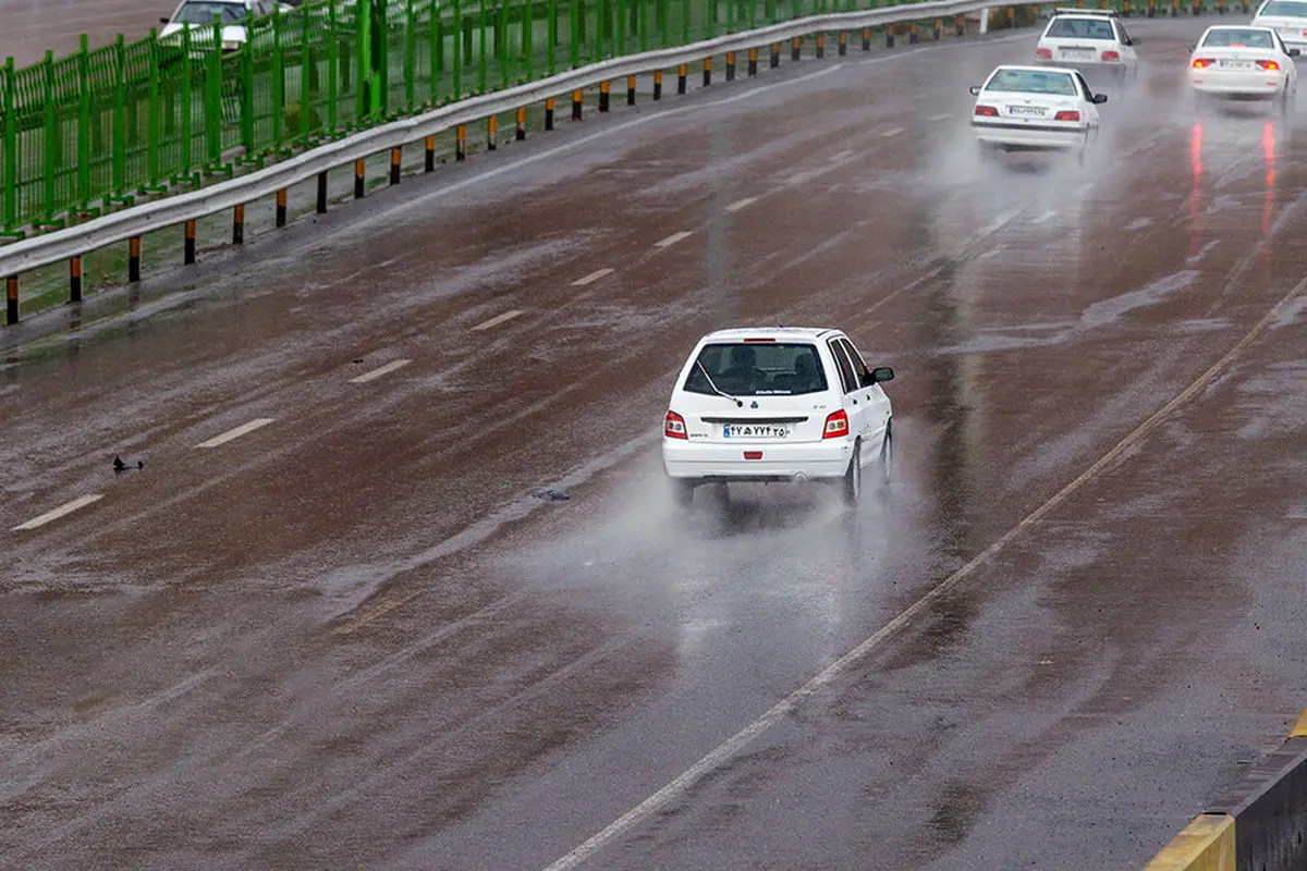 آزادراه‌های قزوین به علت بارندگی با ترافیک نیمه سنگین روبه‌رو است