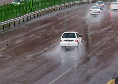  بارش باران و مه‌گرفتگی در جاده‌های ۲۱ استان