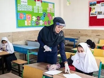 إیران.. بدء التطعیم للمعلمین بلقاح کورونا الیوم