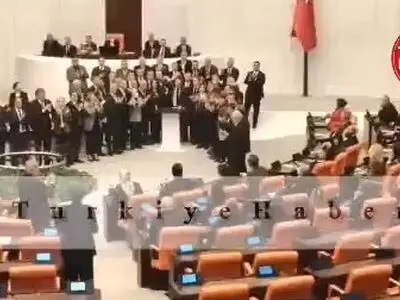 تنش و درگیری شدید در جلسه پارلمان ترکیه بر سر بازداشت اکرم امام‌اوغلو، شهردار استانبول + فیلم