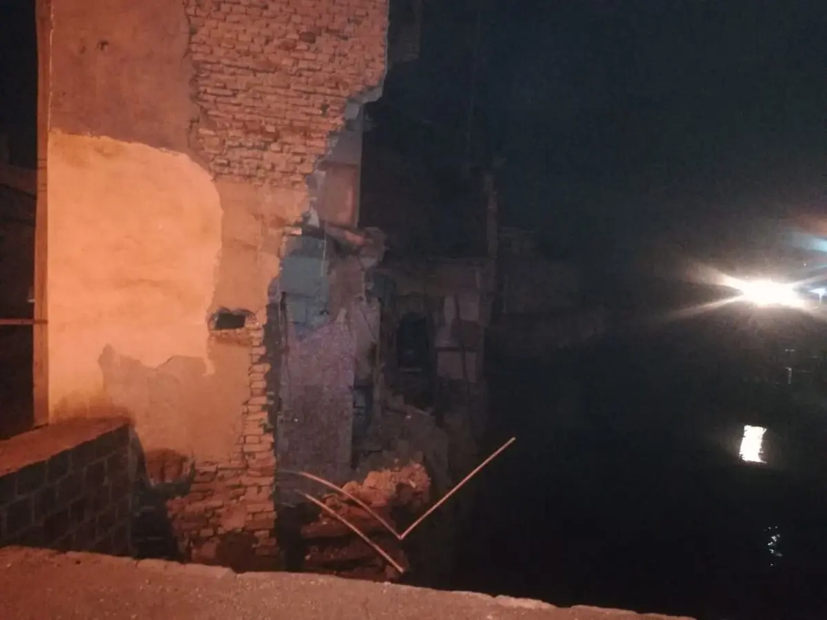 ریزش ۲ باب منزل مسکونی در شوشتر بر اثر بارندگی/ نجات ۲ مصدوم از زیر آوار توسط امدادگران هلال احمر