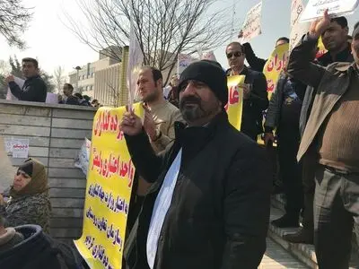 تجمع مالباختگان موسسه مالی و اعتباری آرمان مقابل مجلس شورای اسلامی+ عکس 