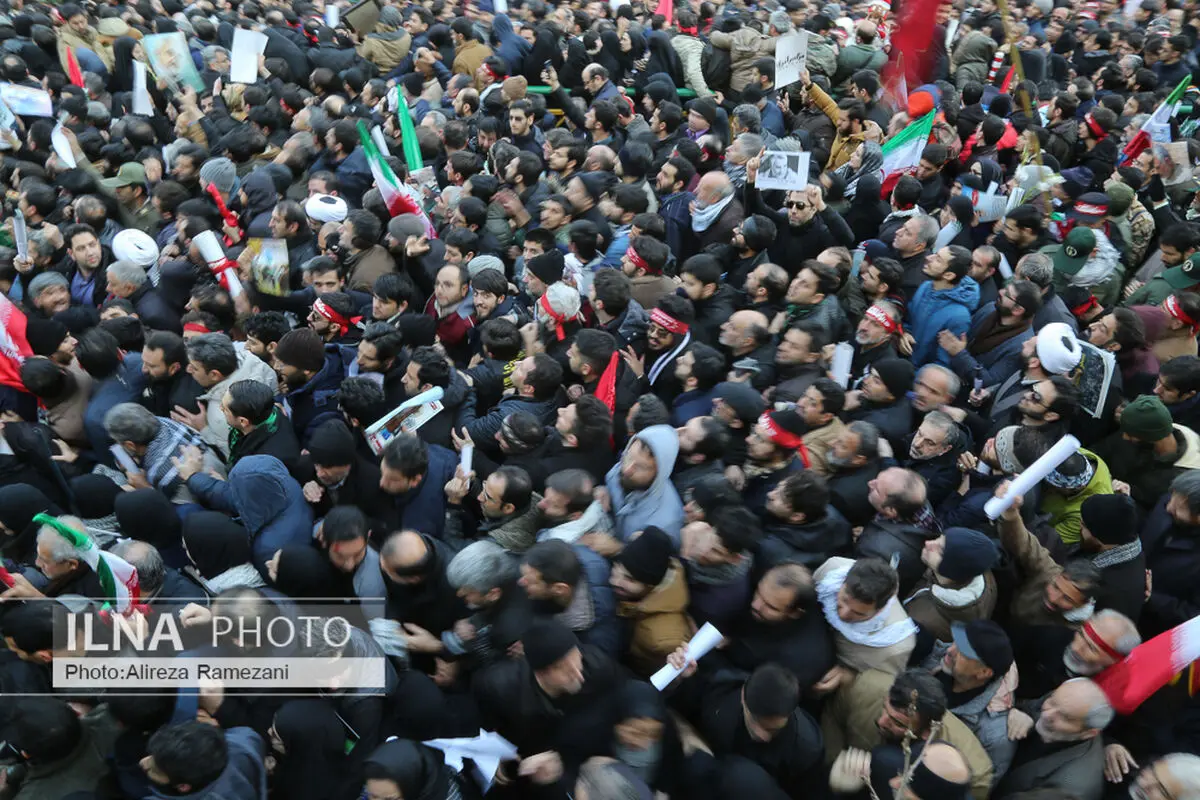 مردم تهران با عکس‌های قهرمان‌شان به خیابان‌ها آمدند