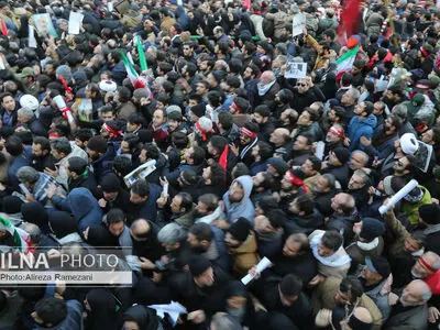 مردم تهران با عکس‌های قهرمان‌شان به خیابان‌ها آمدند