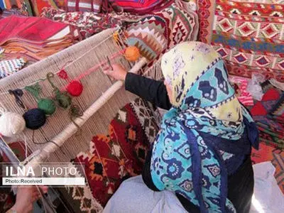 تولید ۳۲۰۰ متر مربع فرش و گلیم دست‌باف توسط مددجویان کمیته امداد البرزی