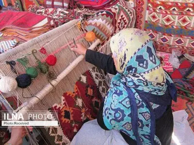تولید ۳۲۰۰ متر مربع فرش و گلیم دست‌باف توسط مددجویان کمیته امداد البرزی