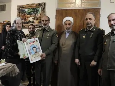 دیدار نمایندگان فرمانده کل ارتش با خانواده شهید «روبرت لازار»
