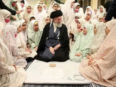 قائد الثورة في حفل تکلیف مئات الفتیات: التکلیف عید حقیقي ومرتبة عظیمة جدا في الانسانیة