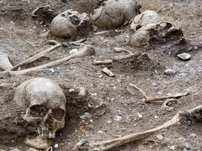 گودال ترسناک پر از اسکلت در یک مزرعه