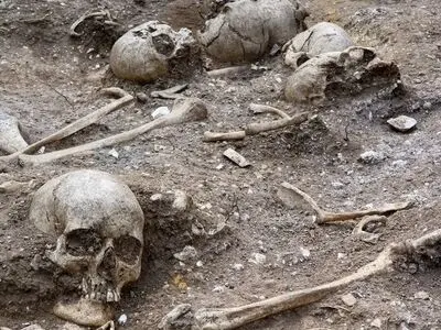 گودال ترسناک پر از اسکلت در یک مزرعه