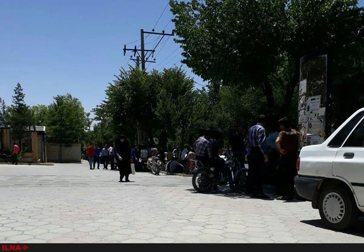 تجمع کارگران صبا فولاد زاگرس مقابل استانداری چهار محال بختیاری