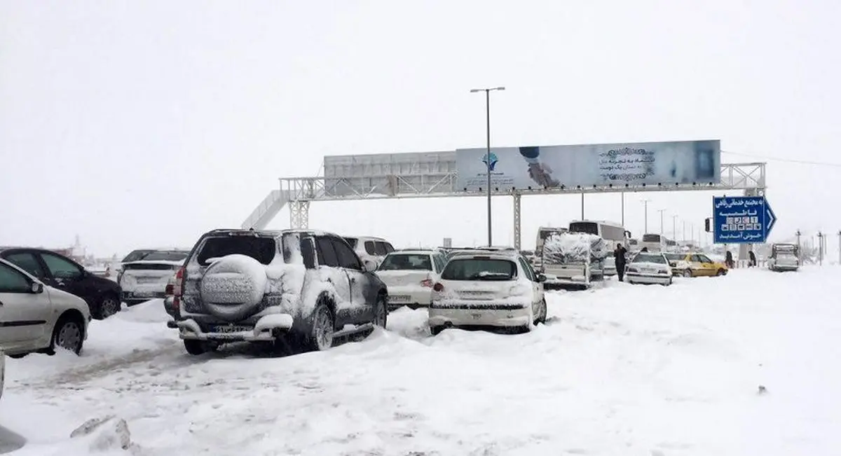 جابه جایی یدی ۱۵۰۰ خودرو یخ زده در اتوبان- تهران قم/برای تردد مسافران فرودگاه امام مشکلی وجود ندارد