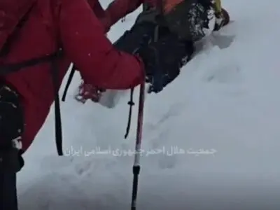 تصاویرى از عملیات نفسگیر تیم هاى عملیاتى هلال احمر در اشترانکوه براى پیدا کردن کوهنوردان مفقودى