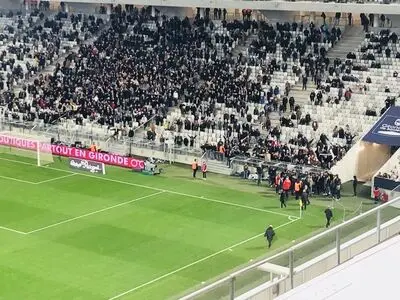 با حمله هواداران افراطی؛ بازی بوردو و نیم‌المپیک متوقف شد(عکس)