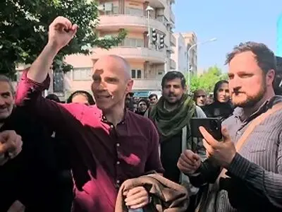 شعار یک توریست خارجی در تشییع امروز + فیلم