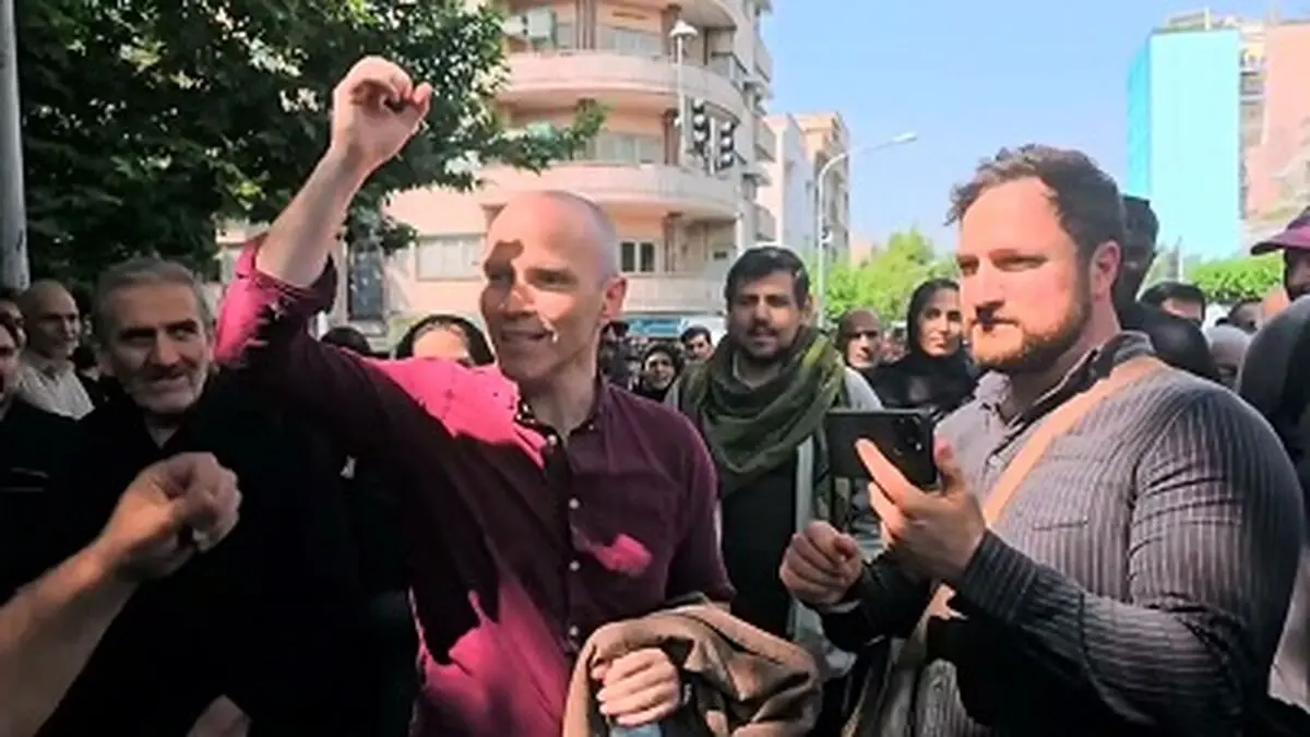 شعار یک توریست خارجی در تشییع امروز + فیلم