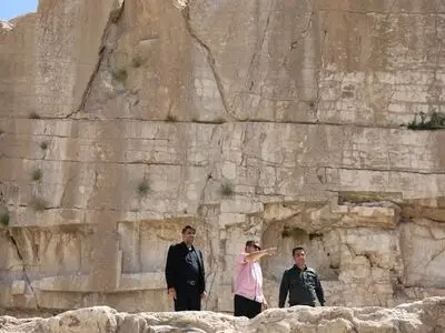 نورپردازی ایوان هخامنشی قدمگاه  در ارسنجان 