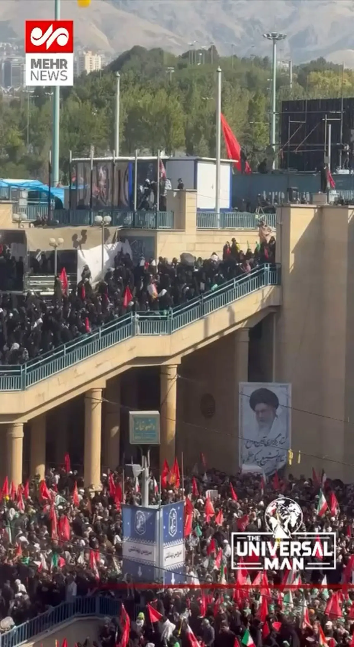 شعار خودجوش «مرگ بر آمریکا» و «لبیک یا خامنه ای لبیک یا حسین(ع) است» مردم در مصلی امام خمینی (ره) + فیلم