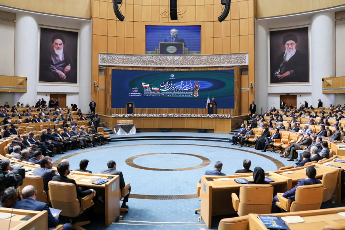 دولت برای رفع مشکلات و تسهیل فضای کسب و کار فعالان اقتصادی عزم جدی دارد