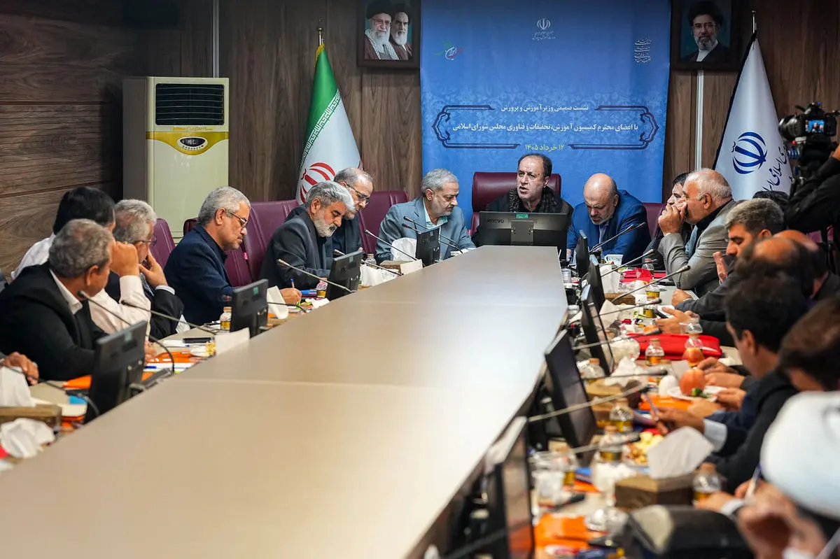 حاجی‌بابایی: حقوق ۱۸ میلیونی معلمان در شأن آموزش و پرورش نیست/ وزیر: امتحانات نهایی ۱۳ و ۱۴ تیرماه به‌صورت حضوری برگزار می‌شود 