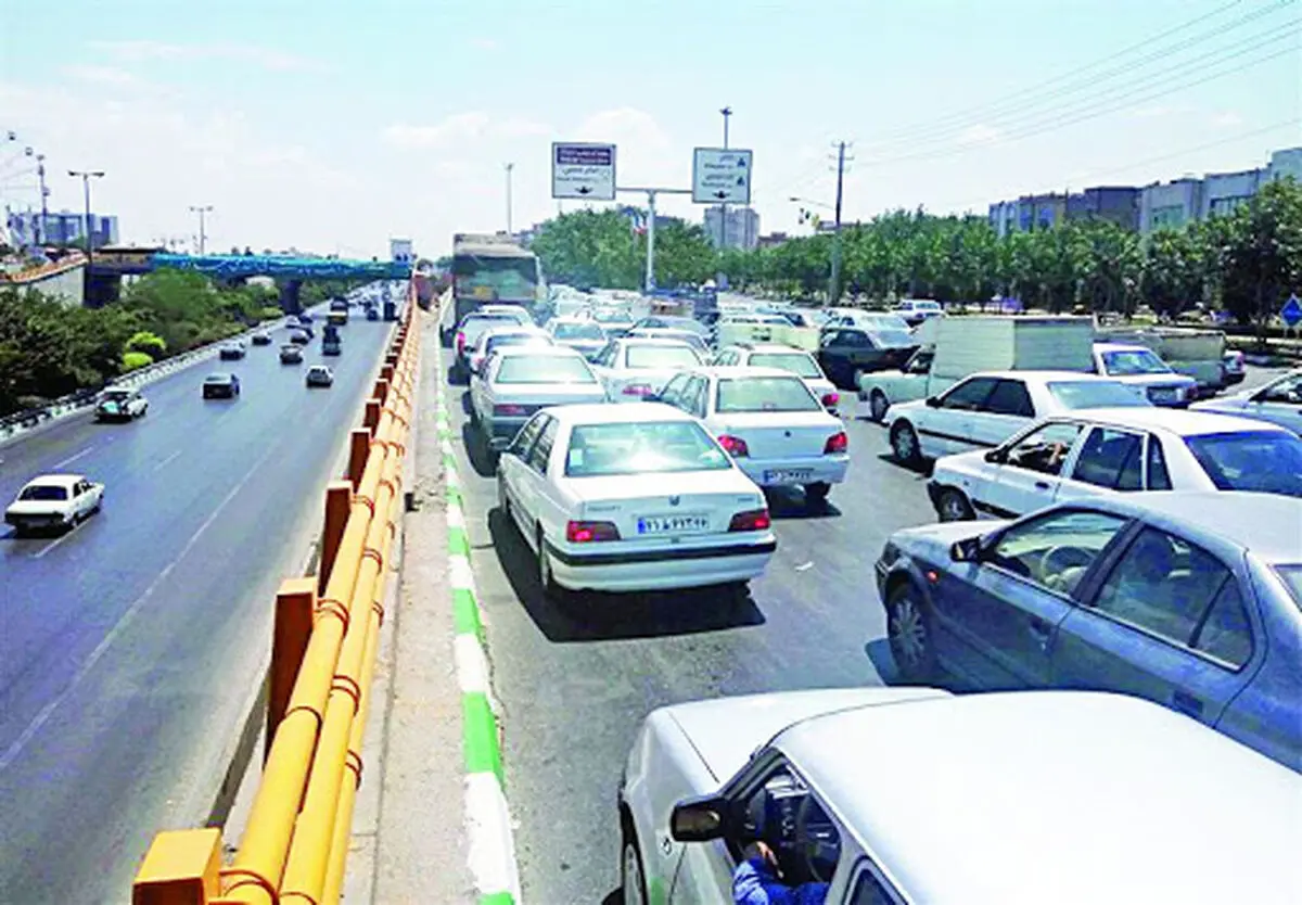 گره ترافیکی در صدمتری مشهد به دلیل عملیات شرکت آب و فاضلاب است