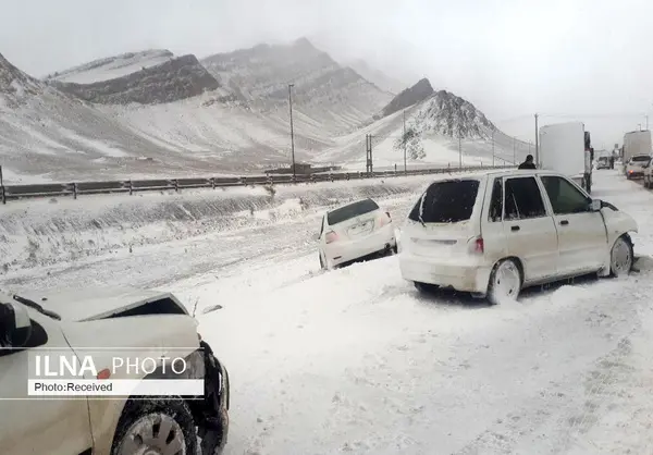 بارش شدید برف در راه‌های قزوین/ تردد خودروها بدون زنجیر چرخ ممنوع شد
