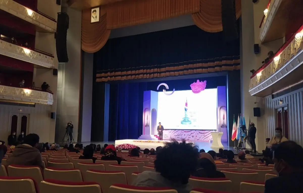 اولین جایزه رضا رویگری پس از ۶۰ سال: بچه‌های تئاتر لوطی‌تر از سینمایی‌ها هستند/ بودجه جشنواره تئاتر فجر یک هفتادم فیلم نجات سرباز رایان است!/ وزیر ارشاد: رسیدن تئاتر به جایگاه رفیع‌اش، اهتمامی ویژه می‌طلبد