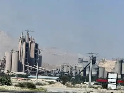 حمله پهپادی امروز دشمن متجاوز به کارخانه سیمان بندر خمیر