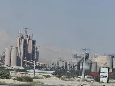 حمله پهپادی امروز دشمن متجاوز به کارخانه سیمان بندر خمیر