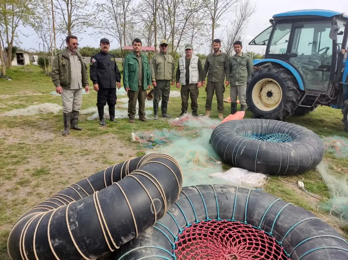 جمع آوری ادوات صید غیرمجاز در رودخانه سپیدرود