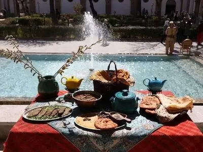 برپایی سفره افطاری بومی محلی کردی در خانه کرد سنندج