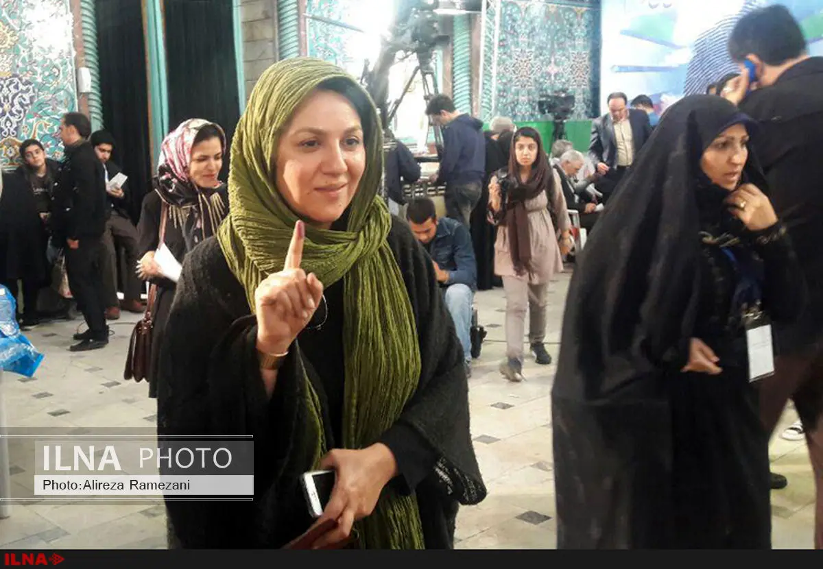 ستاره اسکندری در حسینه ارشاد رای خود را به صندوق انداخت