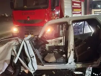 نجات راننده محبوس در برخورد با تریلی در شوش