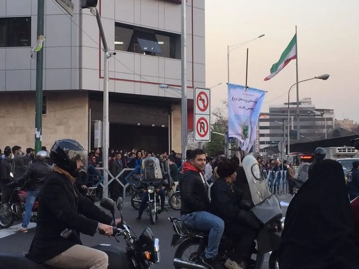 دستگیری حدود ۲۰۰ نفر از تجمع‌کنندگان در روز گذشته/ شناسایی ۴۰ لیدر در میان دستگیرشدگان/ ادامه تدابیر امنیتی در محدوده خیابان‌های انقلاب و ولیعصر