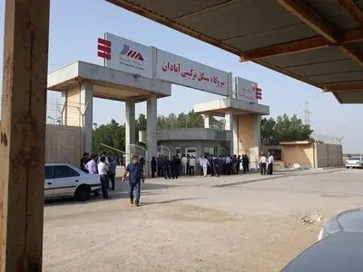 اعتراض کارگران نیروگاه سیکل ترکیبی آبادان به تاخیر در دریافت مطالبات مزدی‌