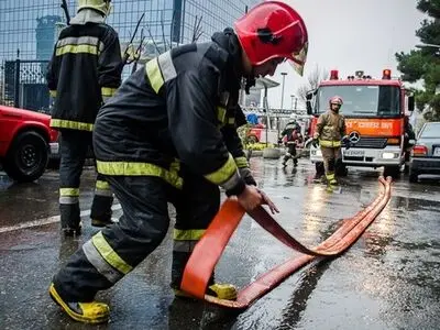 نجات ساکنان برج ۱۶ طبقه در فردیس؛ حریق مهیب طبقه ۱۳ مهار شد