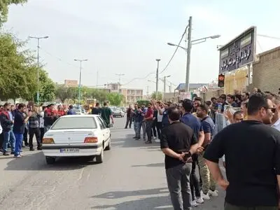 اعتراض کارگران کاغذسازی پارس و طبیعت سلولز به اخراج ۱۰۰ نفر از همکاران‌شان