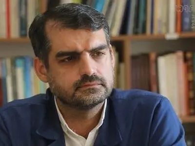 واکاوی نماینده قم از کلمه woman: در زبان لاتین، زن وابسته به مرد است: wo/man، زائده‌ای کنار مرد/ تکریم بانوان در فرهنگ ما منحصر به ادبیات نیست
