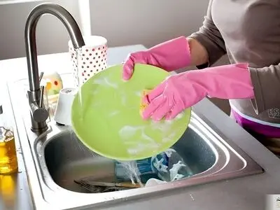 شستن ظروف با آب گرم بهتر است یا سرد؟ 