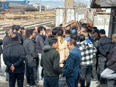 تجمع سه روزه کارگران ابنیه فنی تراورس لرستان/ پول‌های ما کجا می‌رود؟