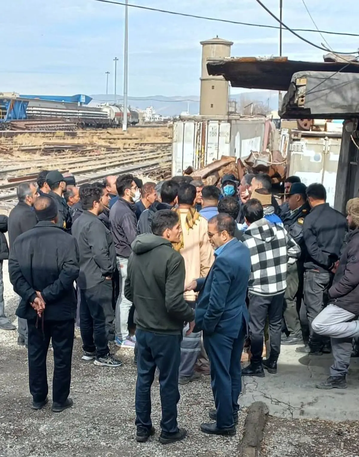 تجمع سه روزه کارگران ابنیه فنی تراورس لرستان/ پول‌های ما کجا می‌رود؟